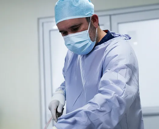 Dr. Mauricio Treviño en entorno quirúrgico