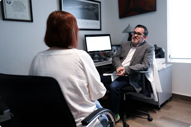 Dr. Mauricio Treviño en consulta